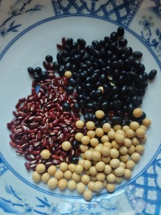 黑豆赤小豆豆浆的做法步骤：1