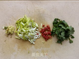 蒜黄虾皮酸辣面的做法步骤：1