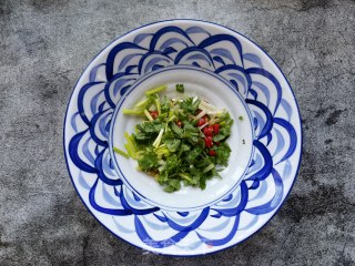蒜黄虾皮酸辣面的做法步骤：2