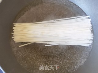 蒜黄虾皮酸辣面的做法步骤：6