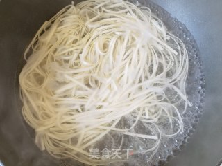 蒜黄虾皮酸辣面的做法步骤：7
