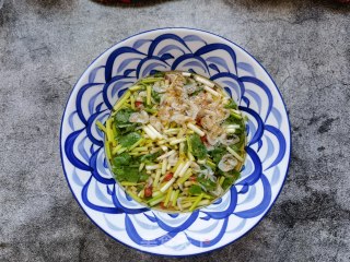 蒜黄虾皮酸辣面的做法步骤：8