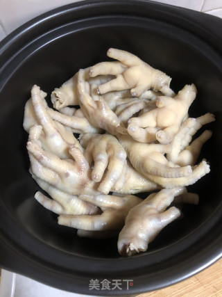 板栗焖鸡爪的做法步骤：1