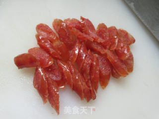 香肠炒洋葱的做法步骤：2