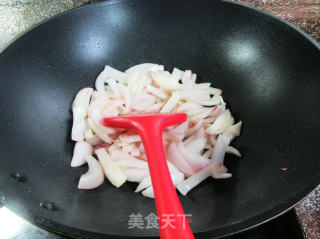 香肠炒洋葱的做法步骤：3