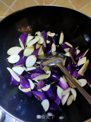 肉末茄子的做法步骤：1