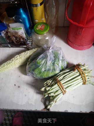 青椒苦瓜片的做法步骤：1