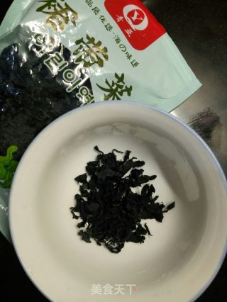 裙带菜虾仁粥的做法步骤：1