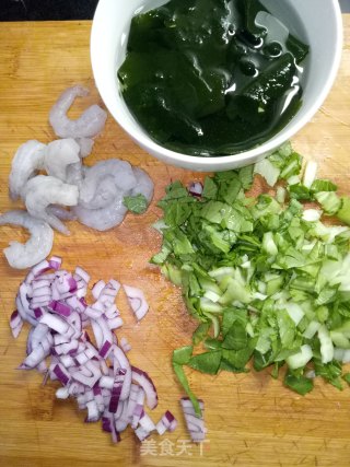 裙带菜虾仁粥的做法步骤：2