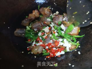 酱汁五花肉炒青椒的做法步骤：7