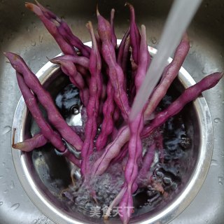 回锅肉炒紫芸豆的做法步骤：1