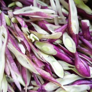 回锅肉炒紫芸豆的做法步骤：2