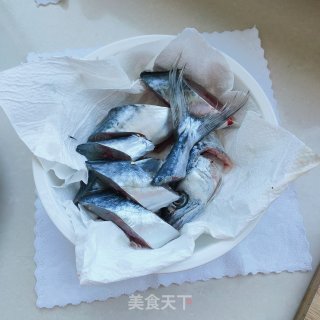 家常陈醋烧鲅鱼的做法步骤：1