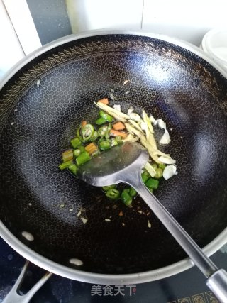 青椒鱿鱼丝的做法步骤：3