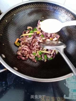 青椒鱿鱼丝的做法步骤：5
