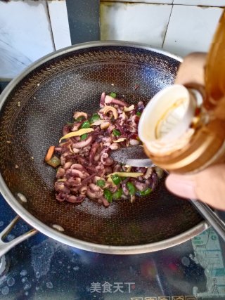 青椒鱿鱼丝的做法步骤：6