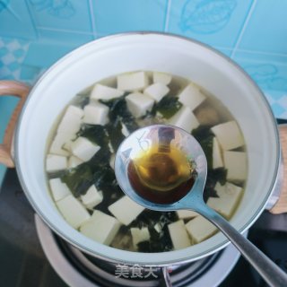 藕丸豆腐裙带菜汤的做法步骤：15