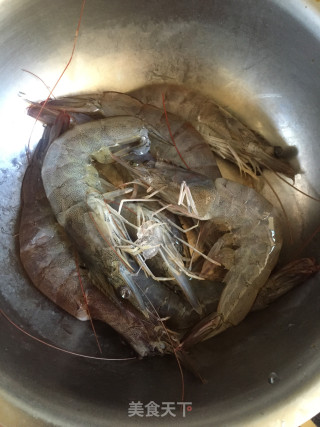 蒜香虾的做法步骤：1