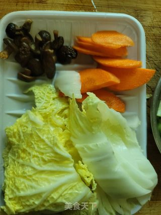 胡萝卜白菜汤的做法步骤：1