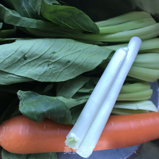 虾仁皮蛋蔬菜粥的做法步骤：2