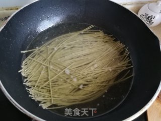 卤蛋肉丝面的做法步骤：4