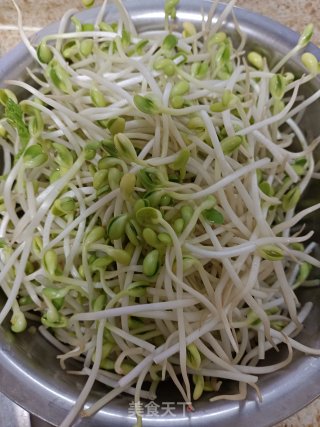 肋条肉炒黄豆芽的做法步骤：1