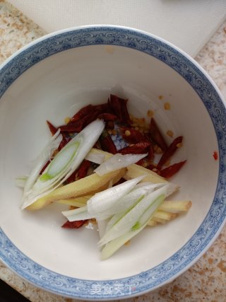 肋条肉炒黄豆芽的做法步骤：2