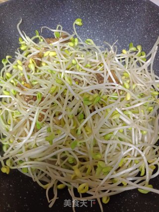 肋条肉炒黄豆芽的做法步骤：3
