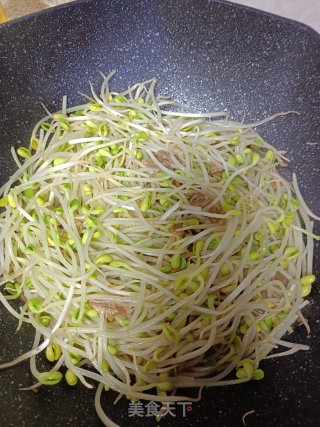肋条肉炒黄豆芽的做法步骤：4