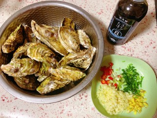 宵夜之王——蒜蓉烤生蚝????的做法步骤：1