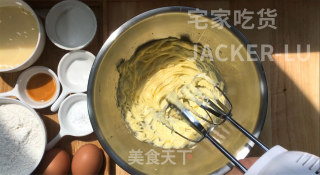炼乳磅蛋糕，适合新手的基础磅蛋糕，成品湿润柔软细腻。的做法步骤：2