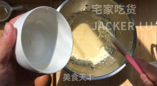 炼乳磅蛋糕，适合新手的基础磅蛋糕，成品湿润柔软细腻。的做法步骤：5