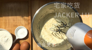 炼乳磅蛋糕，适合新手的基础磅蛋糕，成品湿润柔软细腻。的做法步骤：6