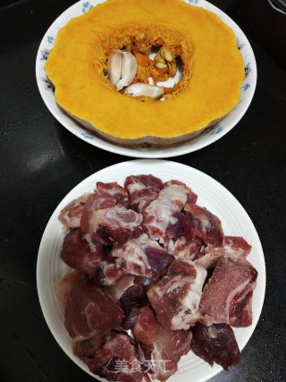 又香又嫩的蒜蓉南瓜蒸排骨的做法步骤：1
