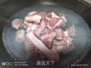土豆炖鸡肉的做法步骤：1