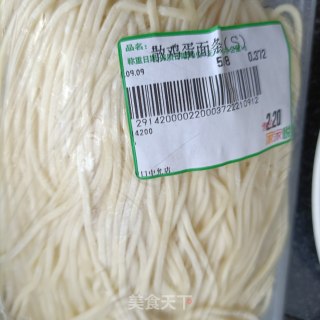 “面条”番茄煎蛋焖面的做法步骤：1