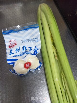 百合炒西芹的做法步骤：1
