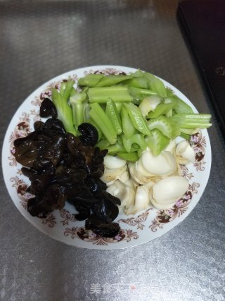 百合炒西芹的做法步骤：4