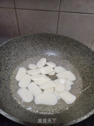 咖喱护心肉炒年糕的做法步骤：3