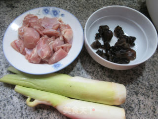 黑木耳茭白炒鸡腿肉丁的做法步骤：1