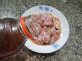 黑木耳茭白炒鸡腿肉丁的做法步骤：2
