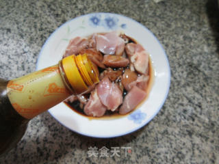 黑木耳茭白炒鸡腿肉丁的做法步骤：3