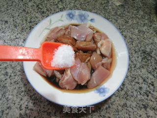 黑木耳茭白炒鸡腿肉丁的做法步骤：4