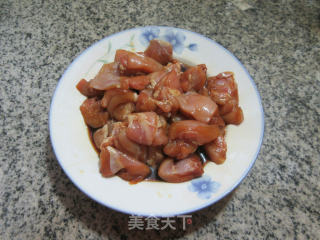 黑木耳茭白炒鸡腿肉丁的做法步骤：5