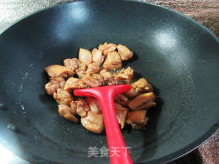 黑木耳茭白炒鸡腿肉丁的做法步骤：9