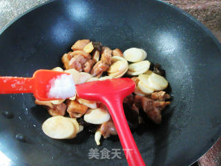 黑木耳茭白炒鸡腿肉丁的做法步骤：11