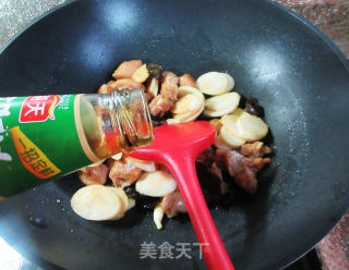 黑木耳茭白炒鸡腿肉丁的做法步骤：12