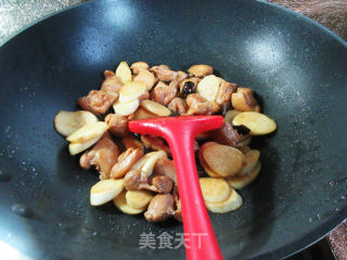 黑木耳茭白炒鸡腿肉丁的做法步骤：13