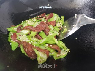 秋葵炒腊肠的做法步骤：3