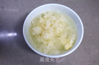 凉拌酸辣银耳菠菜的做法步骤：2